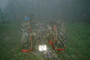 Slika Fotografije/Opcenite fotografije/Prometne nesrece/Prevrnuti_traktor.jpg